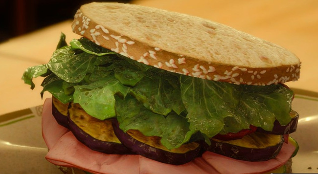 制作鸡胸肉火腿三明治的必要食材是什么?食谱在哪获得?